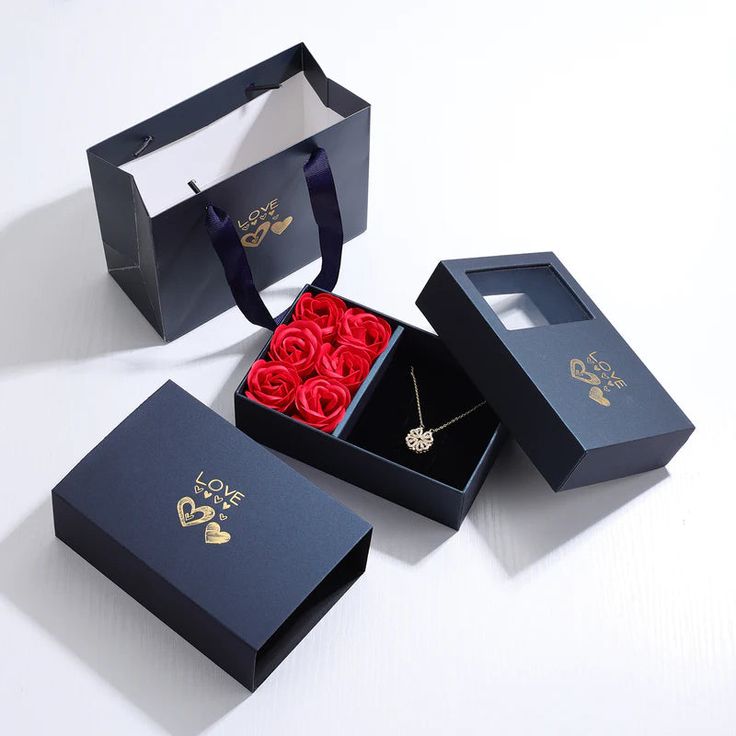 Colar Trevo do Amor - Caixa com 6 Rosas
