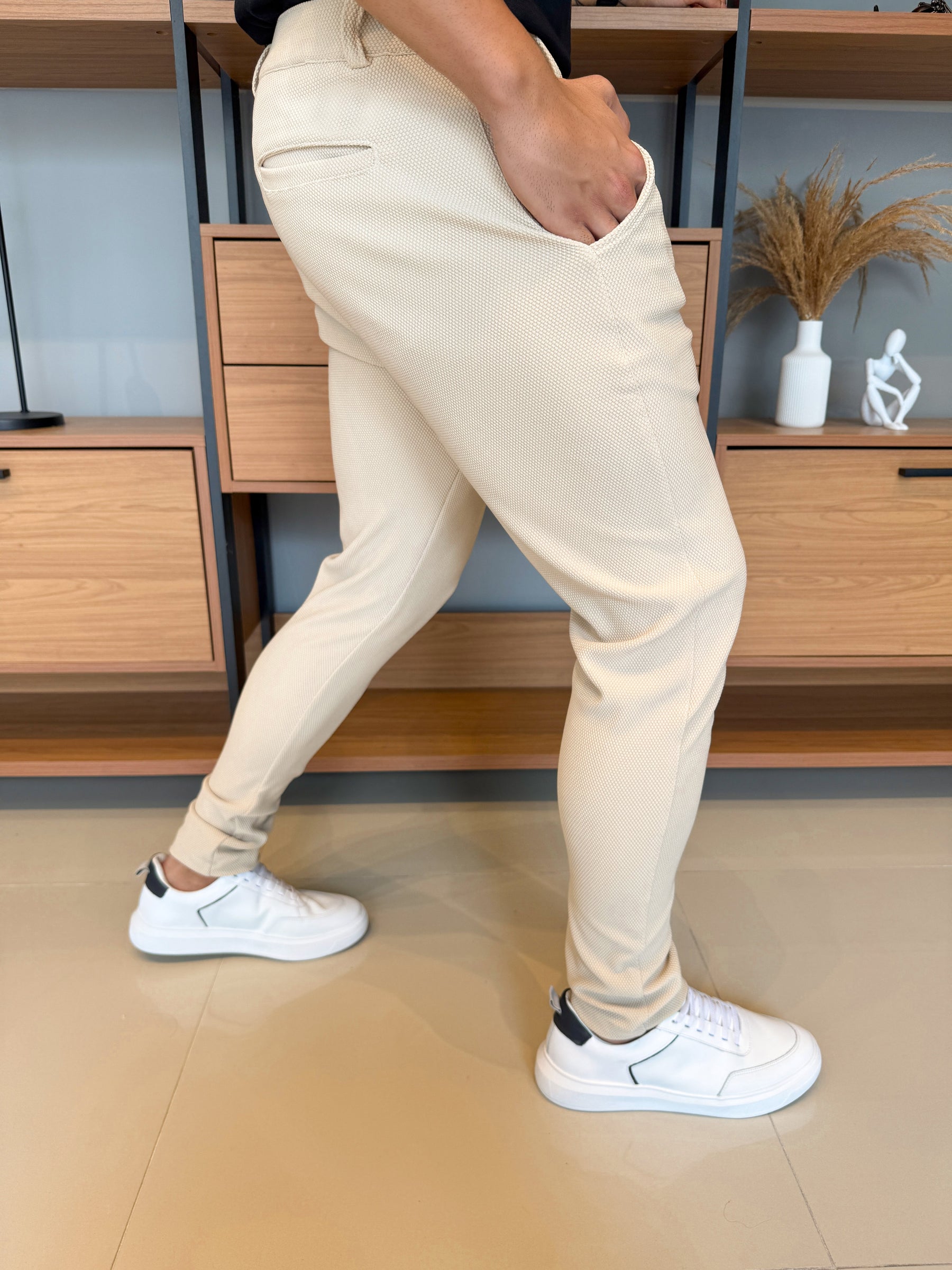 Calça Granitto Areia Modelo Texturizado