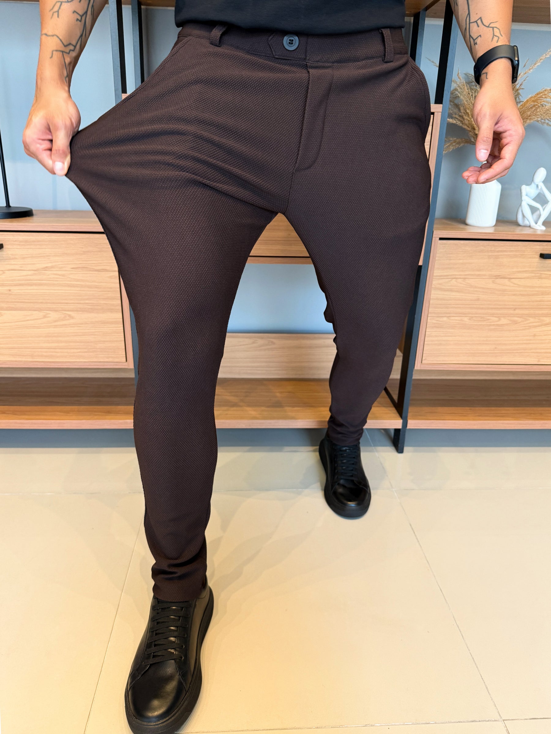 Calça Granitto Marrom Modelo Texturizado