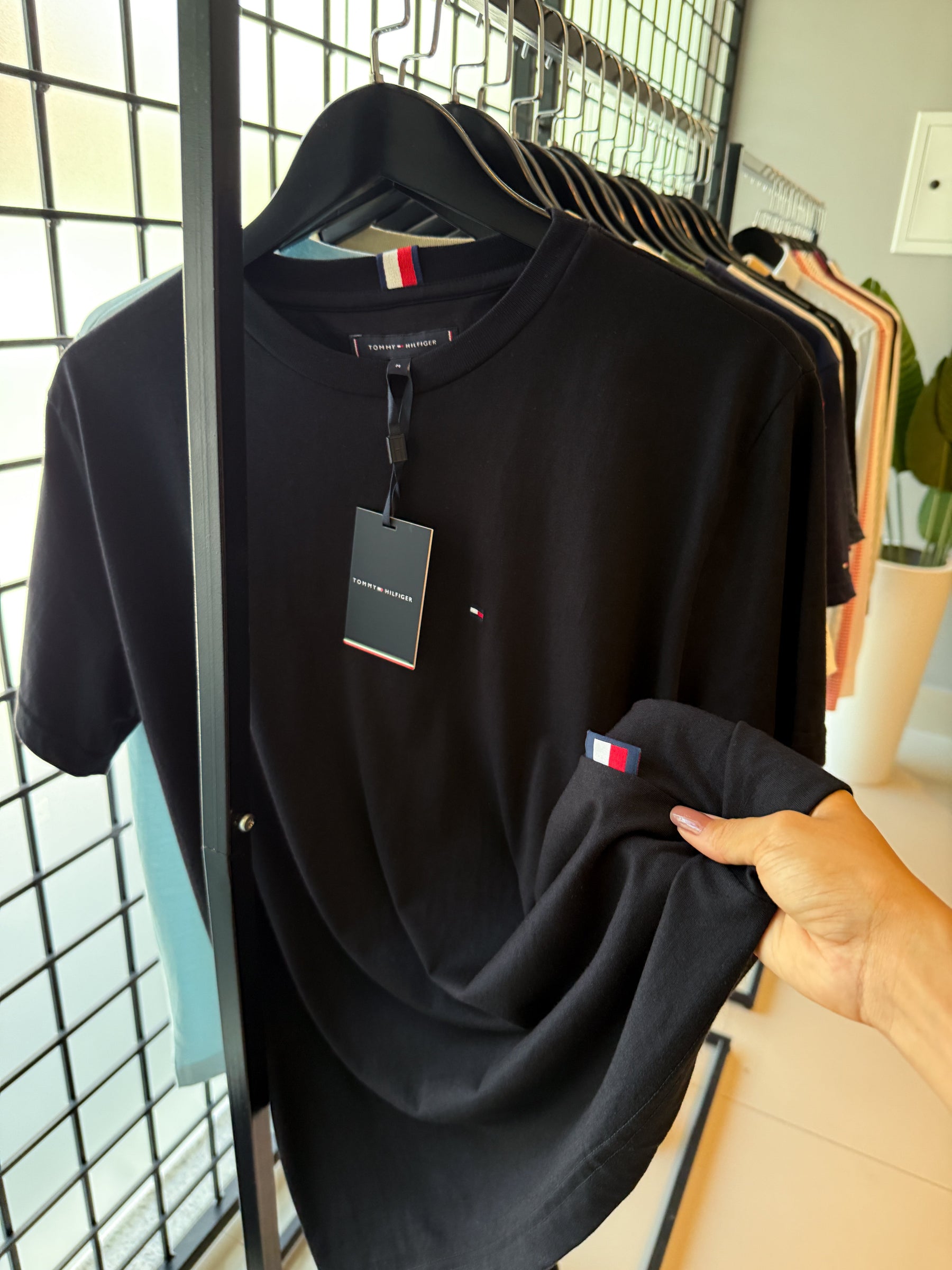 Camiseta Tommy H. Básica Preta