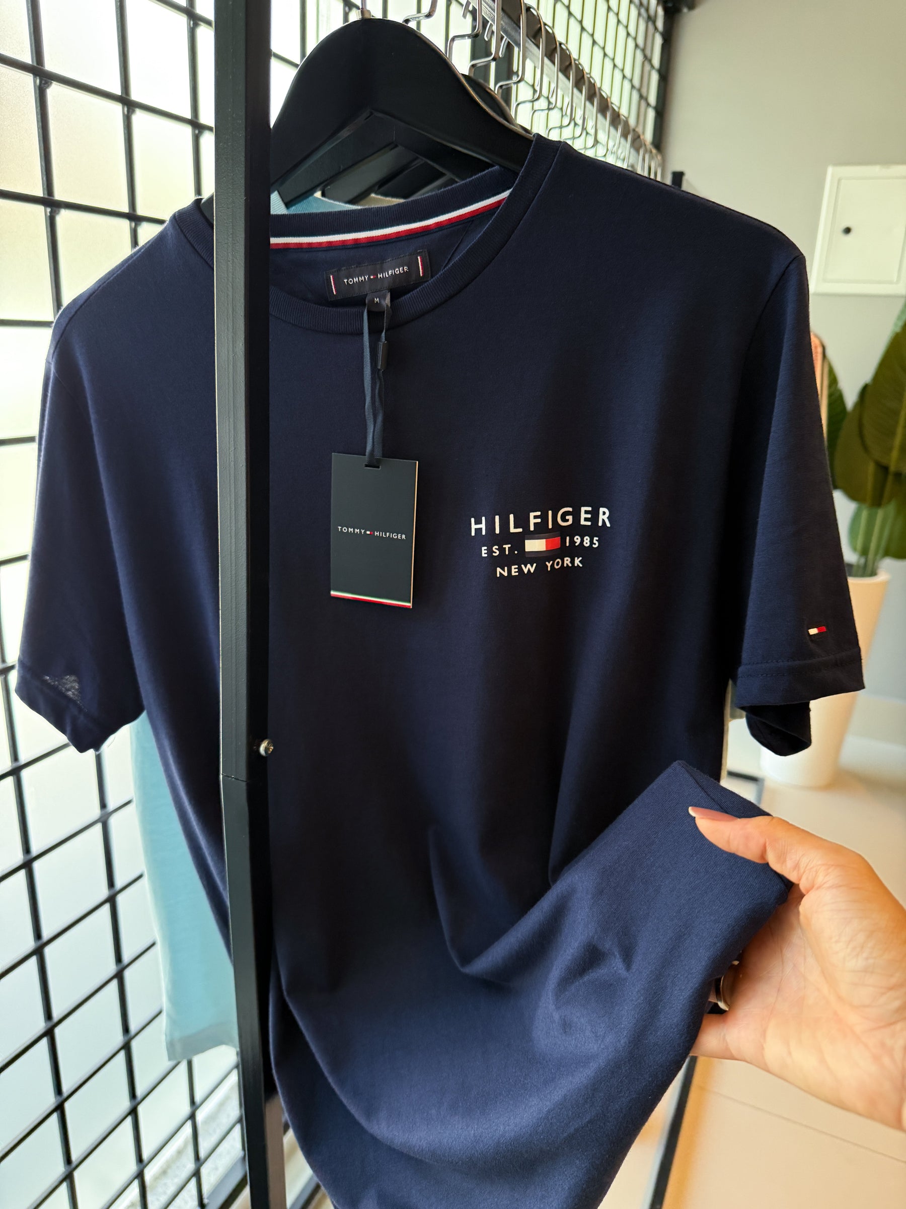 Camiseta Tommy H. Escrita Peito Marinho
