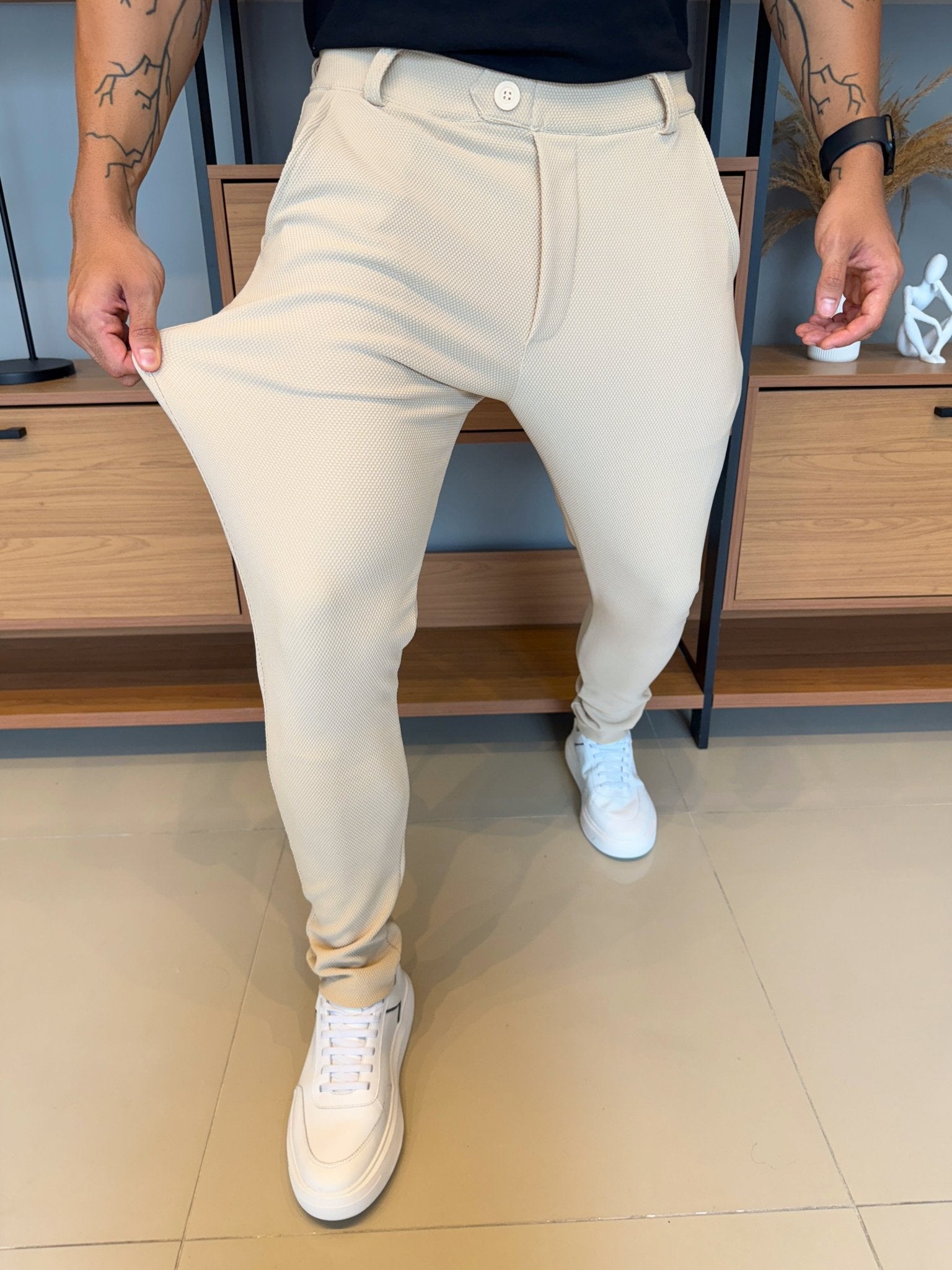 Calça Granitto Areia Modelo Texturizado