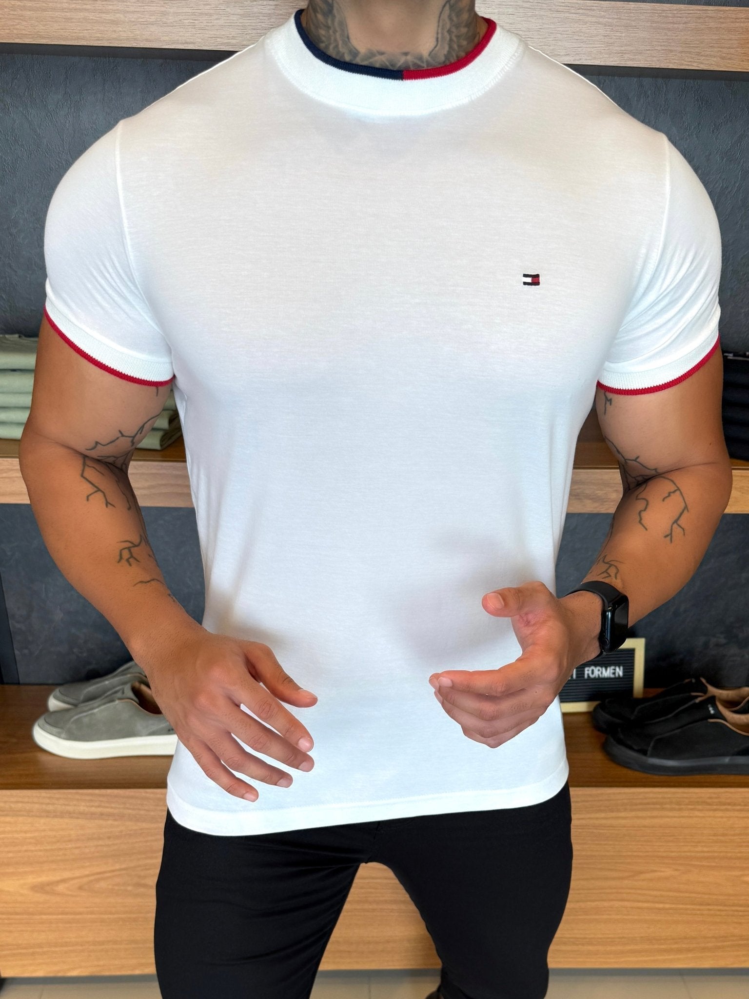Camiseta Tommy H. Detalhe Gola Branca