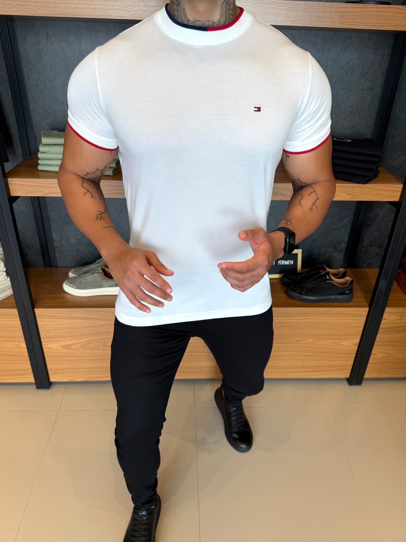 Camiseta Tommy H. Detalhe Gola Branca