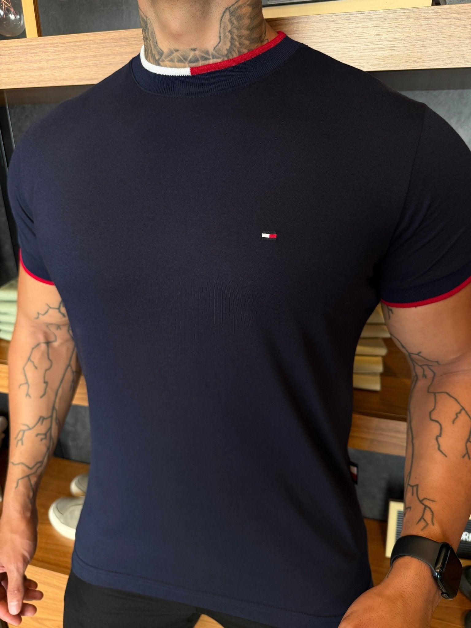 Camiseta Tommy H. Detalhe Gola Marinho