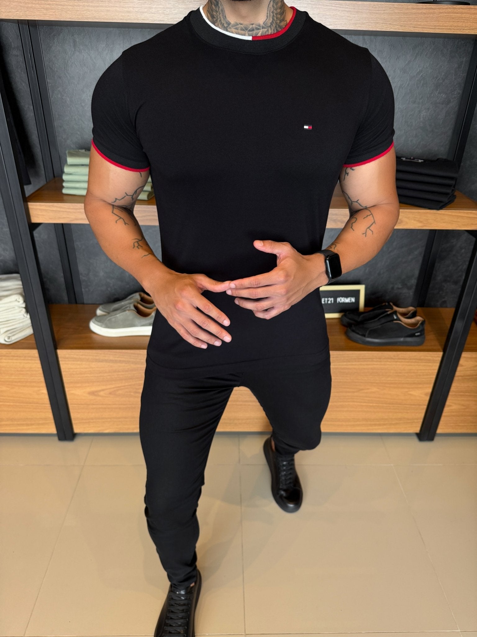 Camiseta Tommy H. Detalhe Gola Preta