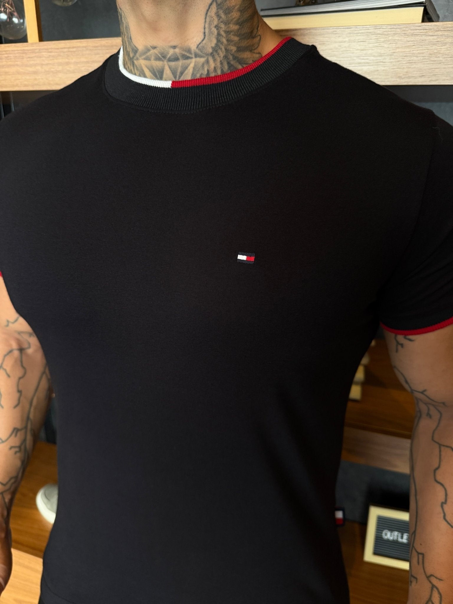 Camiseta Tommy H. Detalhe Gola Preta
