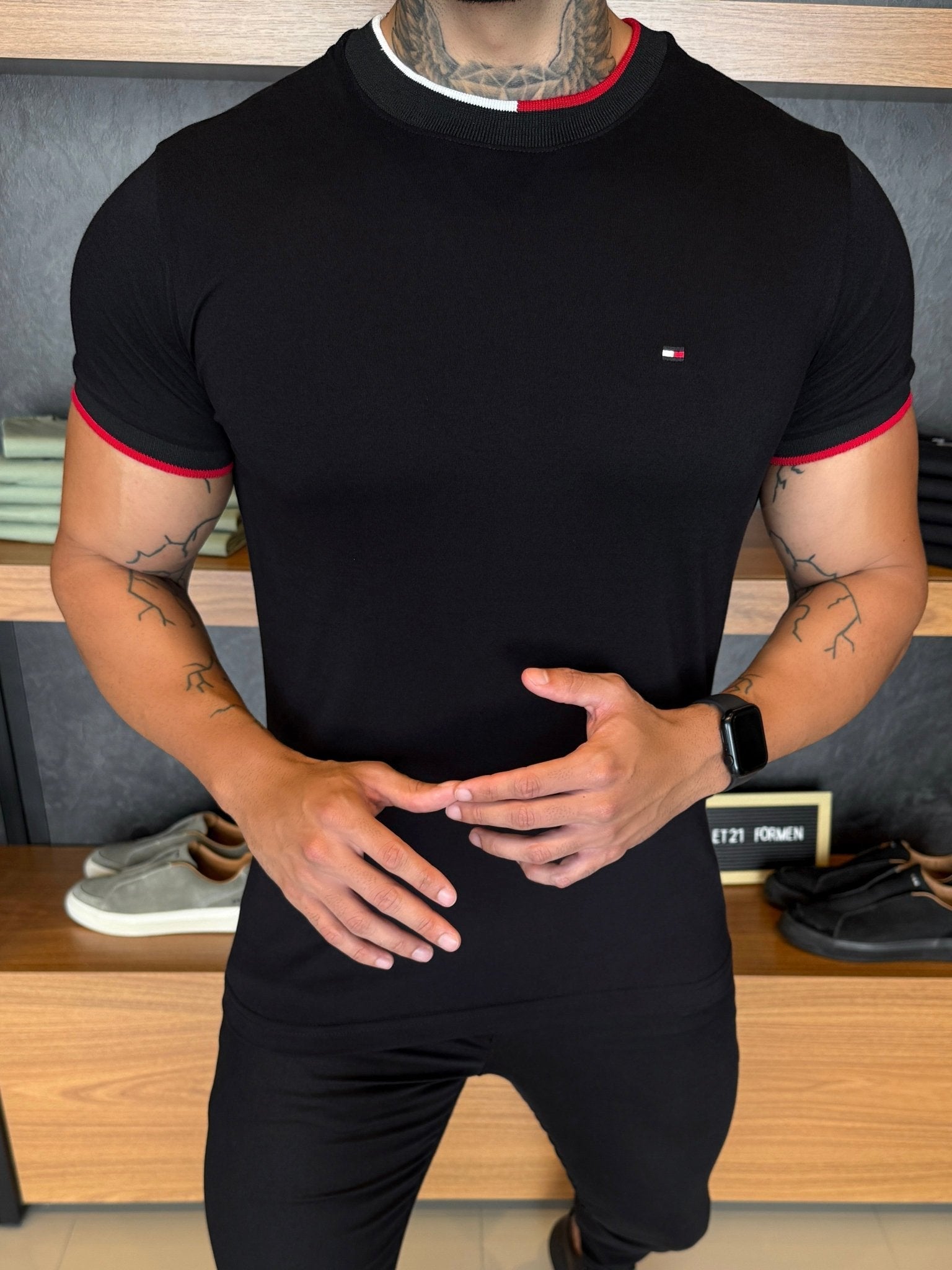 Camiseta Tommy H. Detalhe Gola Preta