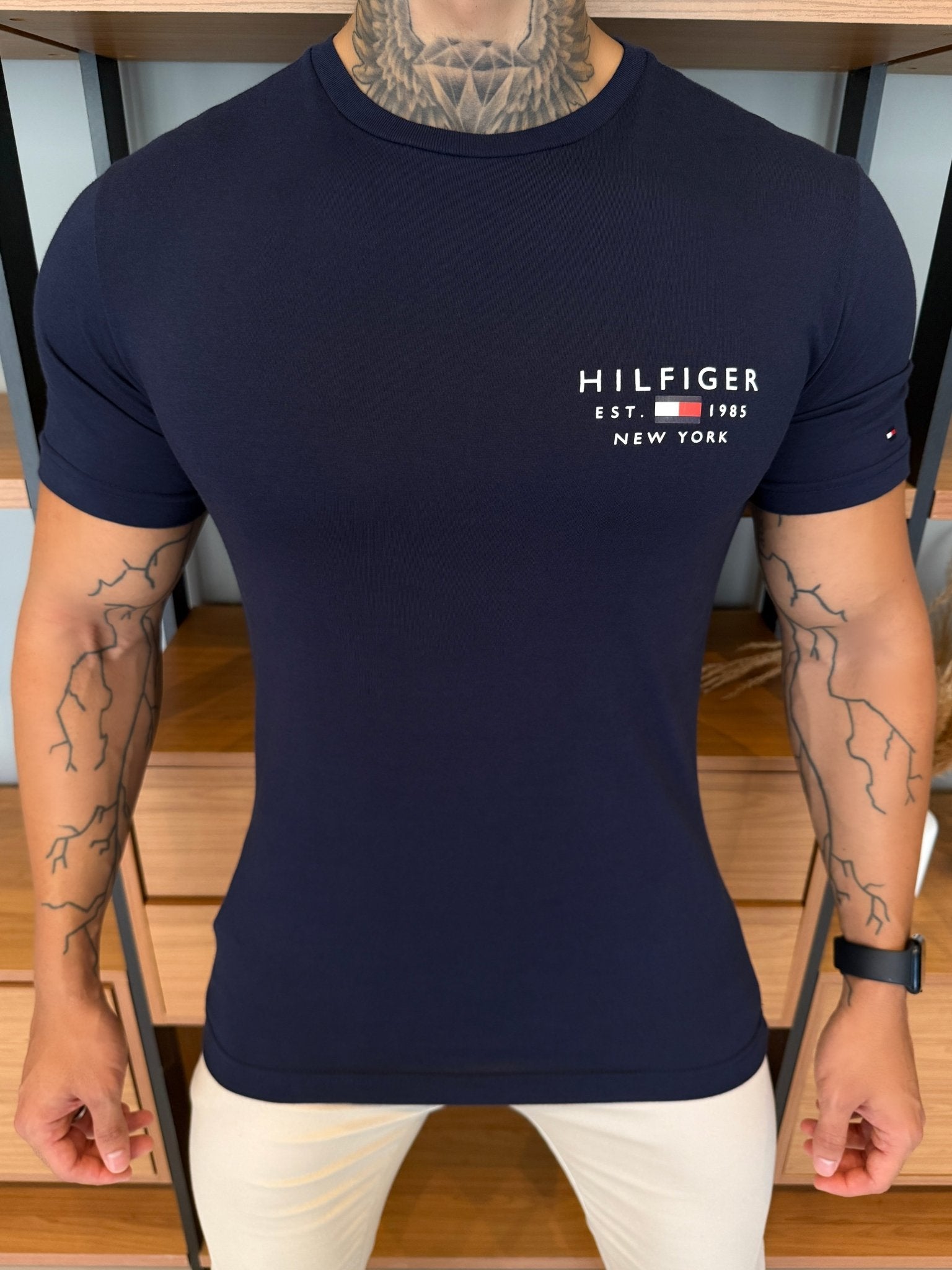 Camiseta Tommy H. Escrita Peito Marinho