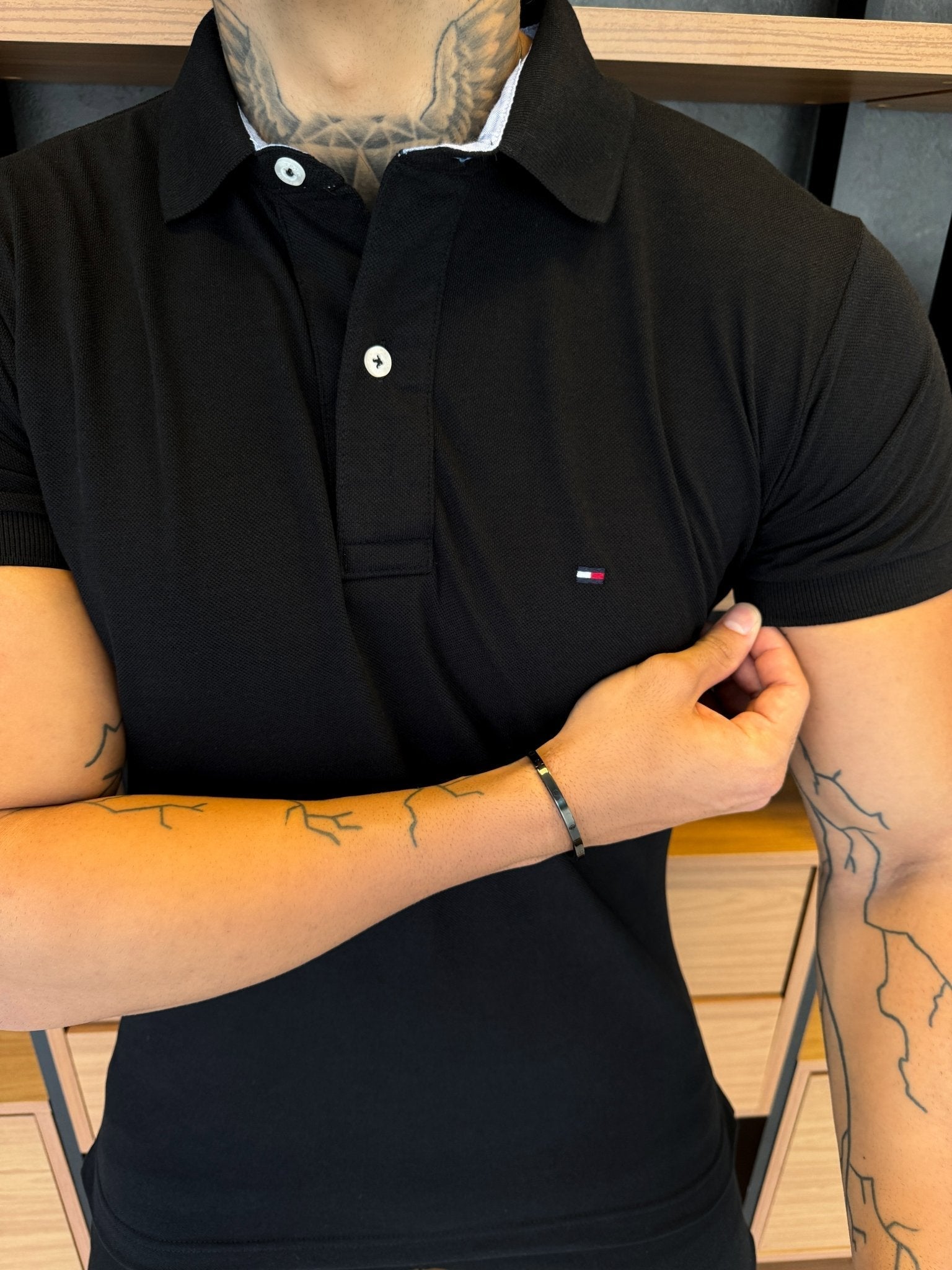Polo Tommy H. Masculina Clássica 1985 Preta