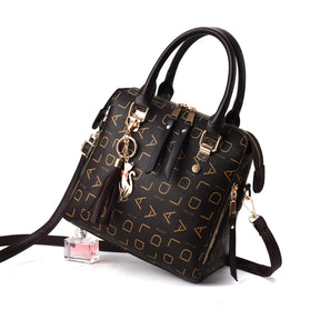 Bolsa Feminina em Couro Le Charme Félin™ + Chaveiro Glamour de Brinde