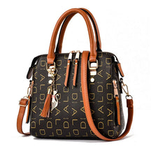 Bolsa Feminina em Couro Le Charme Félin™ + Chaveiro Glamour de Brinde