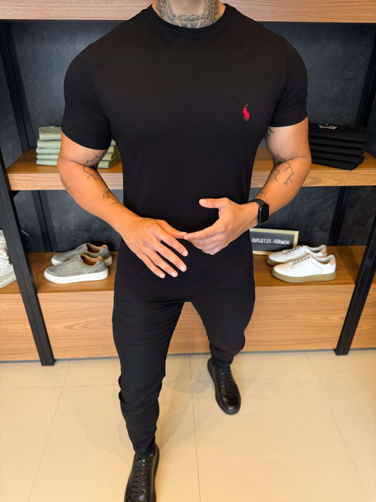 Camiseta Ralph. Básica Preta Logo Vermelho