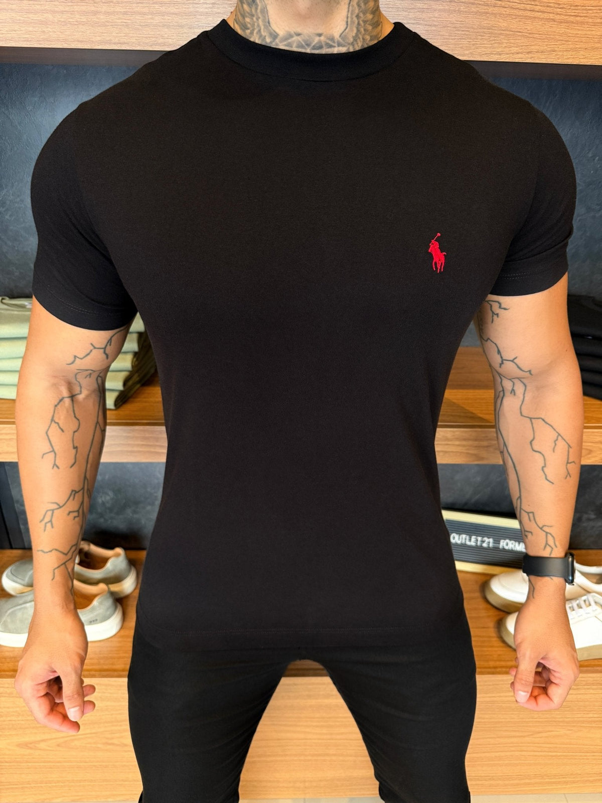 Camiseta Ralph. Básica Preta Logo Vermelho