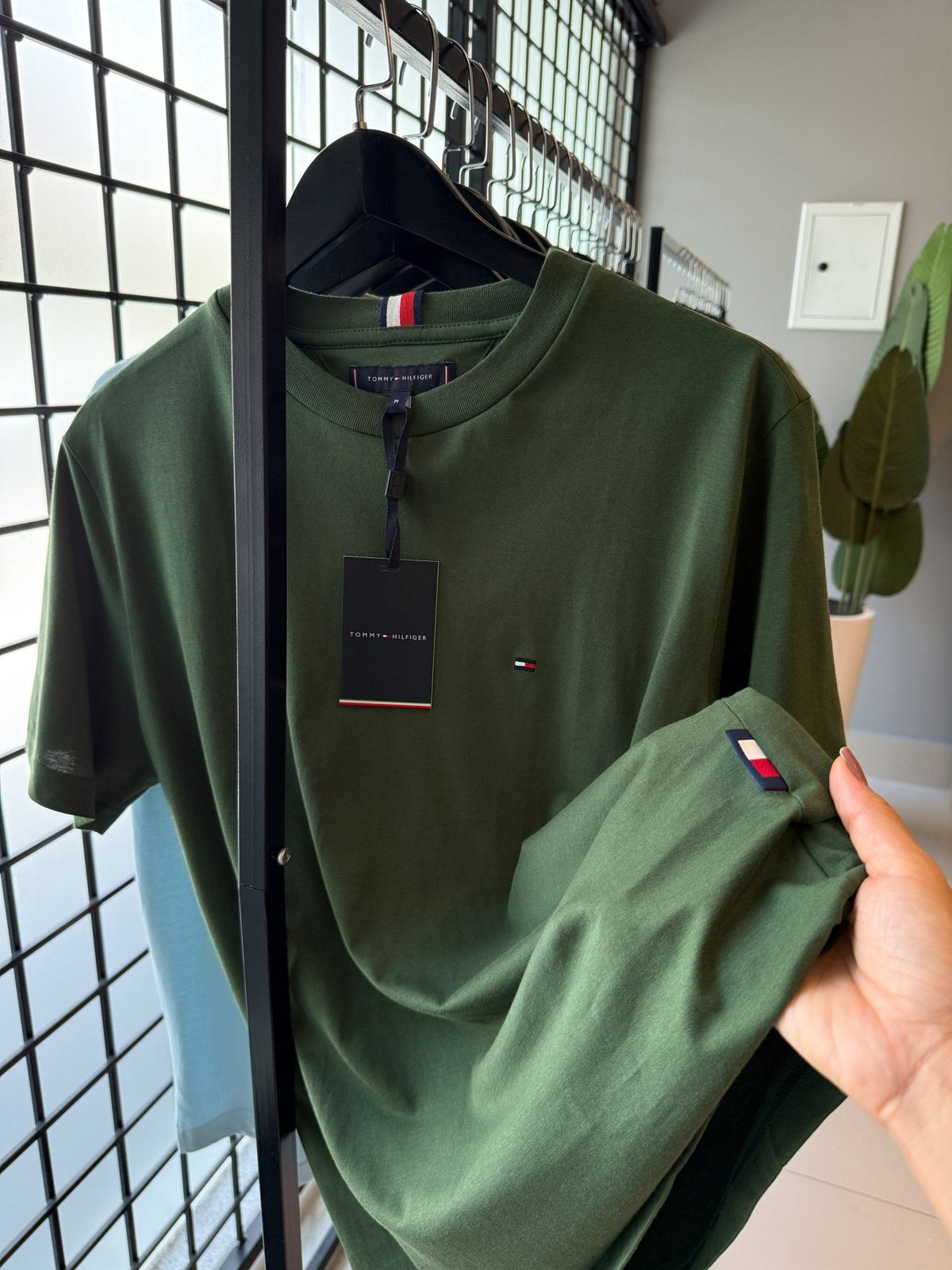 Camiseta Tommy H. Básica Musgo