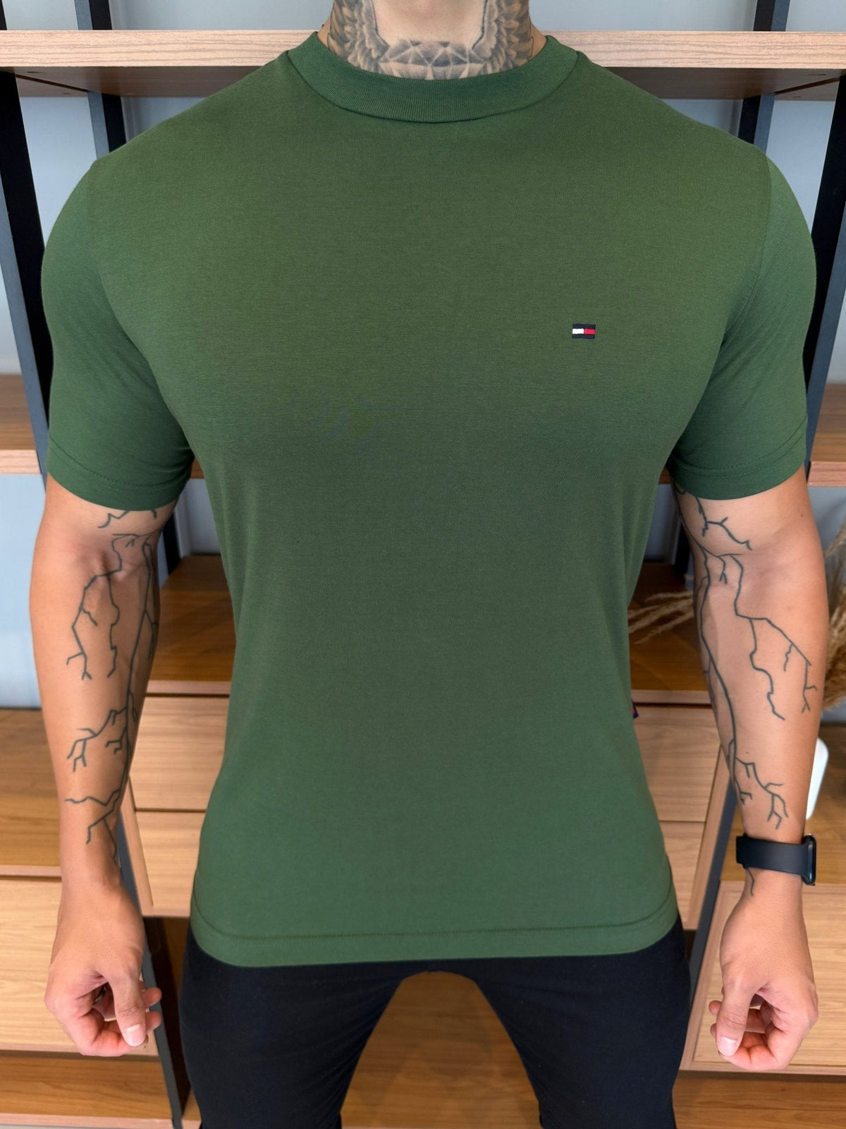 Camiseta Tommy H. Básica Musgo