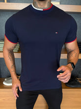 Camiseta Tommy H. Detalhe Gola Marinho